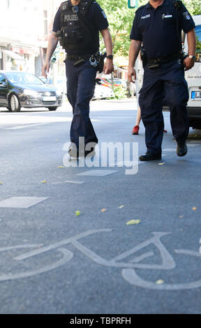 Berlin, Deutschland. 03 Juni, 2019. Polizisten zu Fuß auf einem Fahrrad Lane und Punkt Autofahrer falsch parken. Für die 5-tägige Aktion, die öffentliche Ordnung, der Polizei und den Verkehrsunternehmen arbeiten eng zusammen. Quelle: Annette Riedl/dpa/Alamy leben Nachrichten Stockfoto