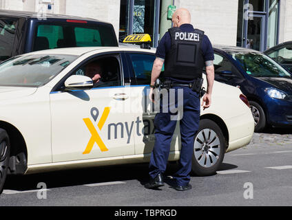 Berlin, Deutschland. 03 Juni, 2019. Ein Polizist erzählt ein Taxifahrer nicht auf dem Rad weg zu stoppen. Heute eine 5-tägige Verkehr Aktion der öffentlichen Ordnung Ämter, Polizei und Verkehr Unternehmen gegen illegale Parkers im Zentrum der Stadt beginnt. Quelle: Annette Riedl/dpa/Alamy leben Nachrichten Stockfoto