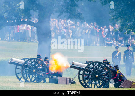 London, Großbritannien. 03 Juni, 2019. Zu Ehren der Staatsbesuch des Präsidenten und der First Lady der Vereinigten Staaten von Amerika, der King's Troop Royal Horse artillery (KTRHA), die zeremonielle salutierte Batterie von Her Majesty's Household Division, feuerte einen 41-gun Royal Salute vom Green Park entfernt. Der Staatsbesuch Gewehren nahtlos durch weitere 41 Gun Salute folgte, war der Jahrestag der Krönung von Ihrer Majestät der Königin, der am Sonntag, den 2. Juni fällt, war aber gleichzeitig mit Böllerschüssen markiert zu gedenken, sind nie Sonntags gefeuert. Credit: Guy Bell/Alamy leben Nachrichten Stockfoto