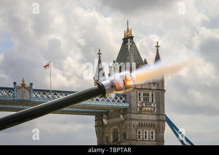 London, UK, 03. Juni 2019. A103 runde Gewehren durch die Honourable Artillery Company bei HM Tower von London ist am Mittag entlassen. Die 103 Runden sind: 41 bis 66 Jahre markieren seit HM The Queen's Krönung, 41 der Staatsbesuch des Präsidenten der Vereinigten Staaten zu kennzeichnen, und 21 für die Stadt London. Credit: Imageplotter/Alamy leben Nachrichten Stockfoto