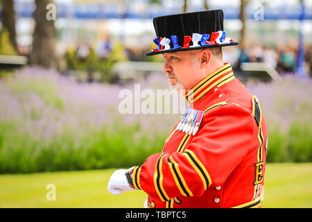 London, Großbritannien, 03. Juni 2019. Ein Yeoman Warder, allgemein bekannt als Beefeater, überprüft seine Uhr. Der Gruß ist zeitlich so getaktet, dass er mit der Ankunft von Präsident Trump beginnt. Am Mittag wird eine 103-Runden-Kanone-Begrüßung der Honourable Artillery Company am HM Tower of London abgefeuert. Die 103 Runden sind: 41, um 66 Jahre seit der Krönung der Königin zu markieren, 41, um den Staatsbesuch des Präsidenten der Vereinigten Staaten zu markieren, und 21 für die City of London. Kredit: Imageplotter/Alamy Live Nachrichten Stockfoto