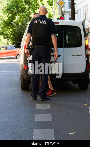 Berlin, Deutschland. 03 Juni, 2019. Ein Polizist erzählt ein Autofahrer, dass er nicht auf dem Radweg zu parken. Heute eine 5-tägige Verkehr Aktion der öffentlichen Ordnung Ämter, Polizei und Verkehr Unternehmen gegen illegale Parkers im Zentrum der Stadt beginnt. Quelle: Annette Riedl/dpa/Alamy leben Nachrichten Stockfoto