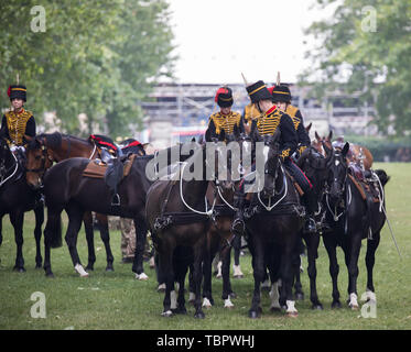 London, Großbritannien. 3. Juni 2019. Soldaten für die 41 gun Salute im Green Park als Präsident Trump und seine Frau Melania kamen am Buckingham Palace mit dem Hubschrauber, Marine einen vorbereiten, wurden sie von Prinz Charles dann die Königin zu Beginn seiner offiziellen Staatsbesuch in Großbritannien begrüßt. Credit: Keith Larby/Alamy leben Nachrichten Stockfoto