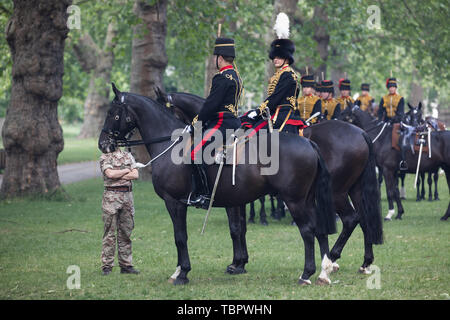 London, Großbritannien. 3. Juni 2019. Soldaten für die 41 gun Salute im Green Park als Präsident Trump und seine Frau Melania kamen am Buckingham Palace mit dem Hubschrauber, Marine einen vorbereiten, wurden sie von Prinz Charles dann die Königin zu Beginn seiner offiziellen Staatsbesuch in Großbritannien begrüßt. Credit: Keith Larby/Alamy leben Nachrichten Stockfoto