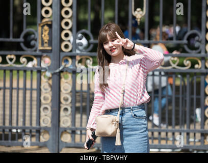 London, Großbritannien. 3. Juni 2019. Eine Dame ein friedenszeichen in der Mall gibt als Präsident Trump und seine Frau Melania am Buckingham Palace mit dem Hubschrauber, Marine One kommen, wurden sie von Prinz Charles dann die Königin zu Beginn seiner offiziellen Staatsbesuch in Großbritannien begrüßt. War auch ein 41 gun Salute in seiner Ehre durchgeführt. Credit: Keith Larby/Alamy leben Nachrichten Stockfoto