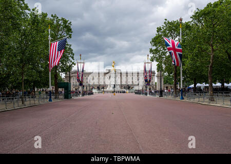 London, Großbritannien. 3. Juni 2019. US-Präsident Donald Trump kam in London zu einem dreitägigen Staatsbesuch. Der Präsident und die First Lady Melania Trump Gäste der Königin sein und eine Zeremonie in Portsmouth zu 75 Jahre markieren Seit der D-Day Landungen teilnehmen. Außerdem wird er in offiziellen Gesprächen mit dem Premierminister in Downing Street. 20.000 Polizisten sichern Zentrum der Hauptstadt während der King's Troop Royal Horse artillery 41 Pistole Royal Salute Kennzeichnung US-Präsident Donald Trump Ankunft im Green Park Brände. Credit: Velaren Grant/ZUMA Draht/Alamy leben Nachrichten Stockfoto