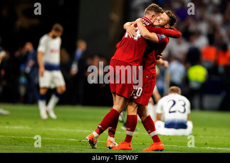 1. Juni 2019, Wanda Metropolitano Stadion, Madrid, Spanien; Finale der UEFA Champions League gegen Liverpool, Tottenham Hotspur FC; Adam Lallana von Liverpool feiert mit Jordanien Henderson, Liverpool gewinnt die UEFA Champions League Trophy Stockfoto