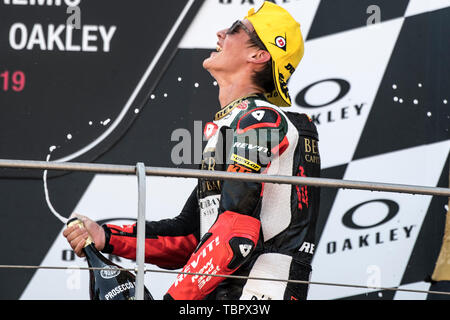 2. Juni 2019, Stromkreis des Mugello, Scarperia, Florenz, Italien; MotoGP von Italien, Race Day; Jaume Masia (Bester Hauptstadt Carse) feiert den zweiten Platz in der Moto3-Rennen Stockfoto