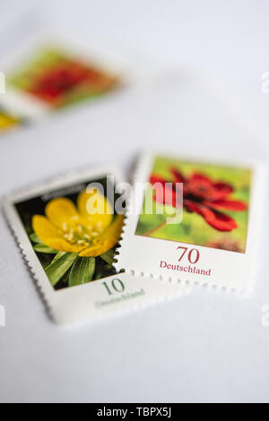 Stuttgart, Deutschland. 03 Juni, 2019. Eine 70 Cent Briefmarke und eine 10 Cent Briefmarke sind neben einander. Ab Juli 2019, Senden einer Standard Inland kostet 80 Cent statt bisher 70 Cent. Credit: Fabian Sommer/dpa/Alamy leben Nachrichten Stockfoto