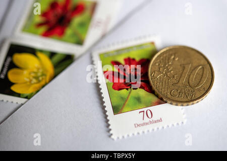 Stuttgart, Deutschland. 03 Juni, 2019. Auf eine 70 Cent Briefmarke liegt ein 10 Cent Stück. Ab Juli 2019, Senden einer Standard Inland kostet 80 Cent statt bisher 70 Cent. Credit: Fabian Sommer/dpa/Alamy leben Nachrichten Stockfoto