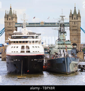 London, Großbritannien. 03 Juni, 2019. Silver Cloud, ein luxuriöses Kreuzfahrtschiff betrieben von silversea, ist eng neben der HMS Belfast Auf der Themse in London, mit der Tower Bridge im Hintergrund. Silver Cloud wird eine 28-tägige Reise nach Tromso aus London morgen beginnen. Credit: Imageplotter/Alamy leben Nachrichten Stockfoto