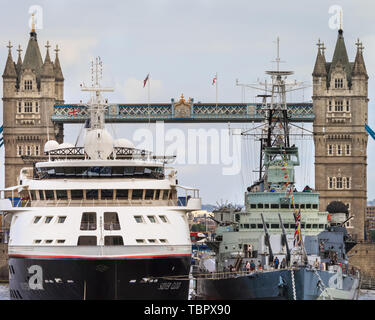 London, Großbritannien. 03 Juni, 2019. Silver Cloud, ein luxuriöses Kreuzfahrtschiff betrieben von silversea, ist eng neben der HMS Belfast Auf der Themse in London, mit der Tower Bridge im Hintergrund. Silver Cloud wird eine 28-tägige Reise nach Tromso aus London morgen beginnen. Credit: Imageplotter/Alamy leben Nachrichten Stockfoto