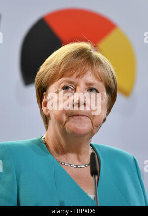 Weimar, Deutschland. 03 Juni, 2019. Angela Merkel (CDU), Bundeskanzler von Deutschland, befindet sich auf einem Podium während einer Pressekonferenz. Die CDU/CSU-Fraktionsvorsitzenden des Bundes und der Länder wird auf einer Konferenz in der Klimapolitik und der Digitalisierung. Foto: Martin Schutt/dpa-Zentralbild/dpa/Alamy leben Nachrichten Stockfoto