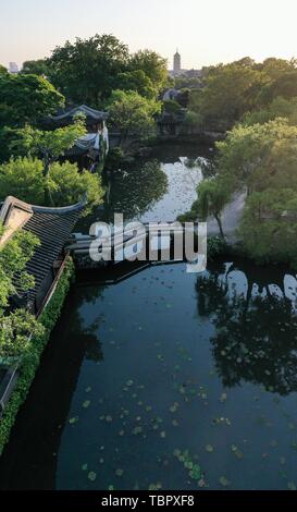 Nanjing. 8. Mai, 2019. Luftbild am 8. Mai 2019 zeigt die Ansicht von Humble Administrator's Garden in Suzhou in der ostchinesischen Provinz Jiangsu. In 1997, die klassischen Gärten von Suzhou waren auf der Liste des Weltkulturerbes der UNESCO gesetzt. Im Jahr 2018 wird die Gesamtzahl der Gärten in der 'Suzhou Garten Liste' erreicht 108 und Suzhou offiziell aus "Die Stadt der Gärten" in "die Stadt der 100 Gärten" verwandelt. Credit: Li Bo/Xinhua/Alamy leben Nachrichten Stockfoto