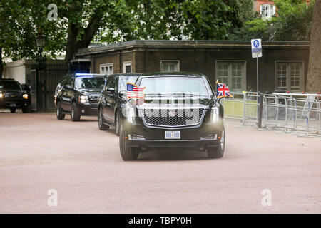 London, Großbritannien. 3. Juni 2019. Der Trumpf kavalkade Blätter Clarence House für die kurze Fahrt zum Buckingham Palace, bevor Sie Marine 1 in der Residenz des amerikanischen Botschafters im Regents Park. Penelope Barritt/Alamy leben Nachrichten Stockfoto