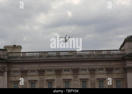 London, Großbritannien. 3. Juni 2019. Der Trumpf kavalkade Blätter Clarence House für die kurze Fahrt zum Buckingham Palace, bevor Sie Marine 1 in der Residenz des amerikanischen Botschafters im Regents Park. Penelope Barritt/Alamy leben Nachrichten Stockfoto