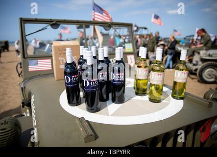 Arromanches-Les-Bains, Frankreich. 3. Juni 2019. D-Day Weine zum Verkauf an, auch nicht auf der Motorhaube von einem Jeep auf Gold Beach in der Nähe der Küstenstadt Arromanches-les-Bains. Nach der Landung der alliierten Truppen eine der zwei künstliche Häfen (Mulberry B) gebaut wurde an der Küste von Arromanches-les-Bains, durch die Truppen und liefert an Land gebracht wurden. 06.06.2019 ist der 75. Jahrestag der Landung der alliierten Truppen in der Normandie (D-Day). Quelle: dpa Picture alliance/Alamy leben Nachrichten Stockfoto