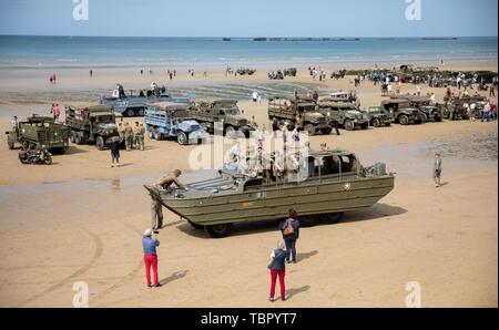 Arromanches-Les-Bains, Frankreich. 3. Juni 2019. Amphibische Fahrzeuge und andere historische Fahrzeuge aus dem Zweiten Weltkrieg sind auf Gold Beach in der Nähe der Küstenstadt Arromanches-les-Bains. Nach der Landung der alliierten Truppen eine der zwei künstliche Häfen (Mulberry B) gebaut wurde an der Küste von Arromanches-les-Bains, durch die Truppen und liefert an Land gebracht wurden. 06.06.2019 ist der 75. Jahrestag der Landung der alliierten Truppen in der Normandie (D-Day). Quelle: dpa Picture alliance/Alamy leben Nachrichten Stockfoto