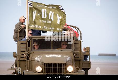 Arromanches-Les-Bains, Frankreich. 3. Juni 2019. "D-Day" steht auf einer Flagge auf einem historischen US Truck in Gold Beach in der Nähe der Küstenstadt Arromanches-les-Bains. Nach der Landung der alliierten Truppen eine der zwei künstliche Häfen (Mulberry B) gebaut wurde an der Küste von Arromanches-les-Bains, durch die Truppen und liefert an Land gebracht wurden. 06.06.2019 ist der 75. Jahrestag der Landung der alliierten Truppen in der Normandie (D-Day). Quelle: dpa Picture alliance/Alamy leben Nachrichten Stockfoto