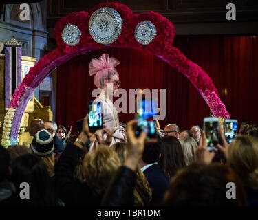 Zimmerservice, New York Fashion Week Frühjahr 2020 - Reem Acra-Catwalk mit: Modell, In: New York, New York, United States Wenn: 11 Apr 2019 Credit: A. Oparin/WANN Stockfoto