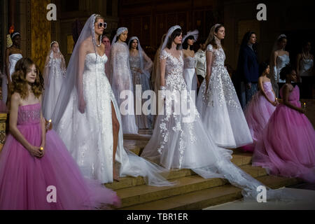 Zimmerservice, New York Fashion Week Frühjahr 2020 - Reem Acra-Catwalk mit: Modelle Wo: New York, New York, United States Wenn: 11 Apr 2019 Credit: A. Oparin/WANN Stockfoto