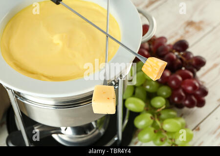 Käsefondue auf Tisch Stockfoto