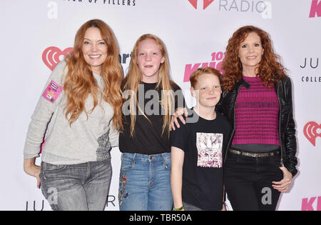 CARSON, CA - 01. Juni: Lauren Lebendige (L) und Robyn Lebendige (R) Besuchen 2019 iHeartRadio Wango Tango an der Würde des Menschen Gesundheit Sport Park am Juni 01, 2019 in Carson, Kalifornien. Stockfoto