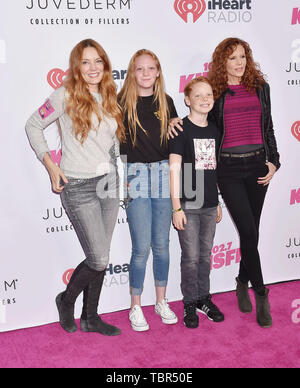 CARSON, CA - 01. Juni: Lauren Lebendige (L) und Robyn Lebendige (R) Besuchen 2019 iHeartRadio Wango Tango an der Würde des Menschen Gesundheit Sport Park am Juni 01, 2019 in Carson, Kalifornien. Stockfoto