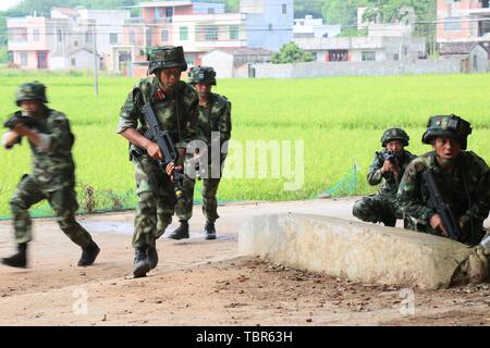 Mitte Juni 2018, bewaffnete Polizei Guangxi Brigade für das zweite Quartal 2018 "Devil's Woche "Extreme training Beibu Bay Area der Vorhang der Krieg in eine seltsame Bergwald in Beihai, Guangxi geöffnet. Hunderte von speziellen Bekämpfung Mitglieder versammelten sich hier in fast 30 catties der Ausrüstung. In den sieben Tage und sechs Nächte erleben, die spezielle Bekämpfung der Mitglieder werden in mehr als 30 Fächern, etwa 10 Kilometer von Bergwald bewaffneten Langlauf, Strand, Wasser Transport Hijacking, Bergwald Erfassung und Vernichtung bekämpfen, Nacht Razzien Zug und so weiter. Stockfoto