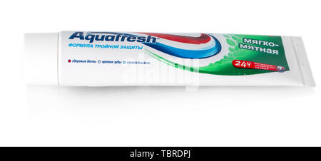 CHISINAU, REPUBLIK MOLDAU - 16. März 2018. Aquafresh Zahncreme mit Minze Säureschutz. Aquafresh ist eine Marke der Oral Healthcare Produkte in 1973 gegründet. Stockfoto