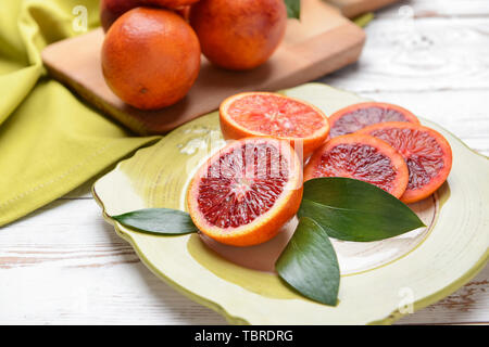 Mit frischem Blut Orangenscheiben auf der Tischplatte Stockfoto