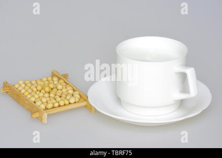 Sojabohnen und ein Glas Soja Milch. Stockfoto