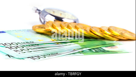 Bitcoins auf einem Stapel von Hundert Euro und einer Glühlampe Uhr auf weißem Hintergrund Stockfoto