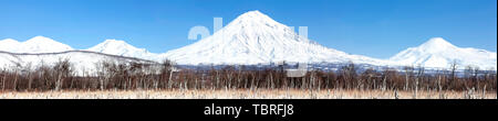 Landschaft panorama Winter Berge Landschaft der Halbinsel Kamtschatka: Gruppe von Vulkanen Koryaksky, Avachinsky, Kozelsky Stockfoto