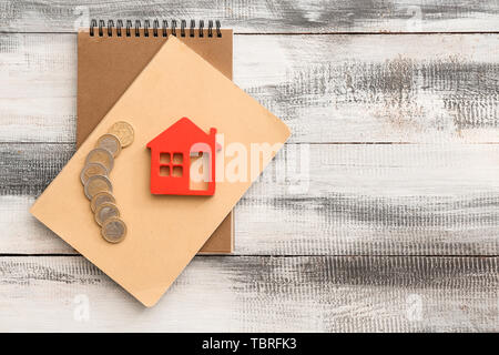 Notebooks, Abbildung von Haus und Geld auf den Tisch. Konzept der kaufende Immobilien Stockfoto