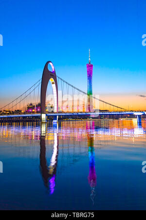 Nachtansicht von Guangzhou Turm und Katzen Brücke Stockfoto