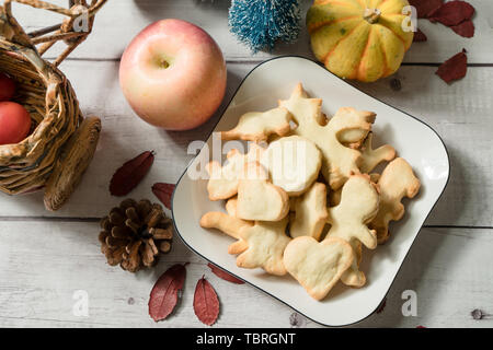 Handgefertigte Kekse mit Licht Farbe Hintergrund Stockfoto