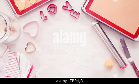 Flach. Schritt für Schritt. Rolling Zucker Plätzchenteig mit Metall Rolling Pin. Stockfoto