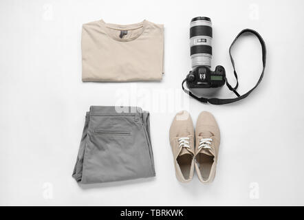 Stilvolle männliche Kleidung mit Foto Kamera auf weißem Hintergrund. Travel Concept Stockfoto