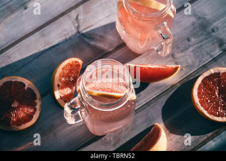 Niemand macht ein Glas zum Frühstück. Gläser trinken und Essen. Gesunde Marmelade. Dawn. Lecker Kaffee mit Zucker. Dunkel. Traditionelle hausgemachte Tasse Tee (Container) voller Hot Hot Hot Flüssigkeit Stockfoto
