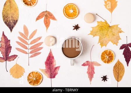 Tasse Kaffee auf weißen Tisch mit Blätter im Herbst. Stockfoto