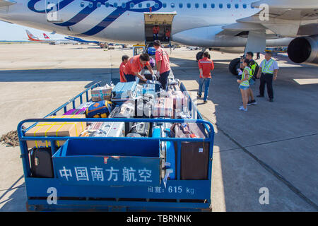 Southern Airlines, Ground Crew Transport von Gepäck. Stockfoto