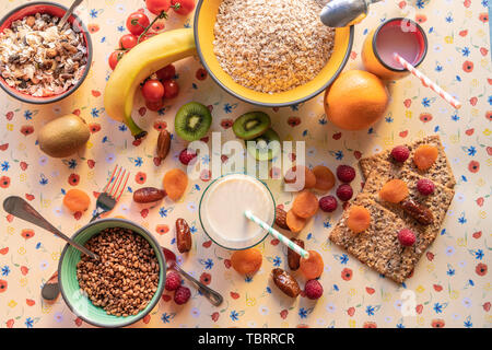 Frühstück mit verschiedenen Getreide und Obst - Ansicht von oben Stockfoto