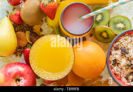 Vorbereitung zum Frühstück Cornflakes und Obst - Ansicht von oben Stockfoto