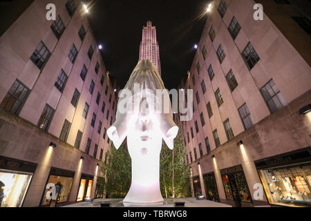 Das Stück, mit Blick auf die Fifth Avenue, ist "hinter den Mauern", einem großen Kopf mit den Händen über seine Augen, durch Jaume Plensa während der Frieze Sculpt unterzeichnet Stockfoto