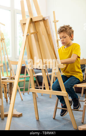 Malerei in der Schule. Schüler Gefühl der Freude und Kreativität beim Malen in der Kunst Schule Stockfoto