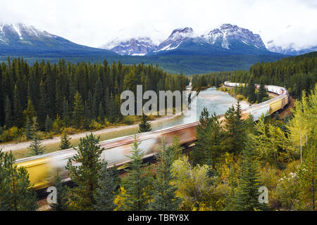 Banff Gongjia Park s-Bahn, zwischen 12:10 und 12:20 ein Tag, kann auf der S fotografiert werden-förmige Biegung an der Route 1 im Banff National Park. Stockfoto