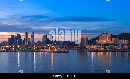 Nacht Starbay in Dalian. Stockfoto