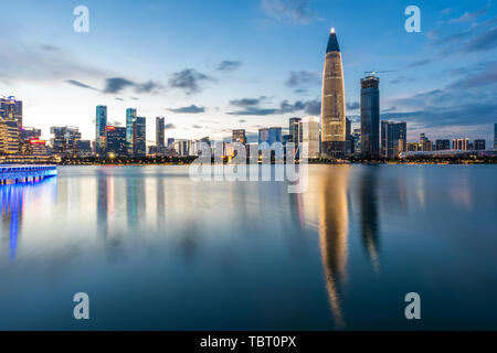 In der Nacht, Houhai Financial District, Shenzhen Stockfoto