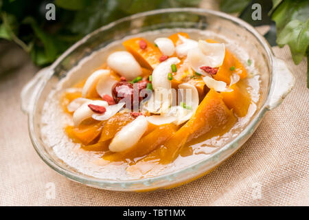 Kürbis gedünsteter Lily chinesische Wolfsbeere Kopfsalat Stockfoto